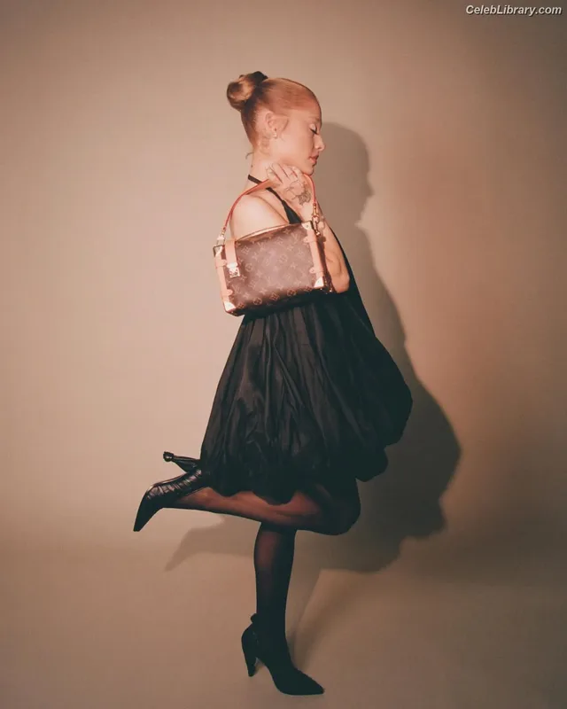 Ariana Grande photo 10 of 3118