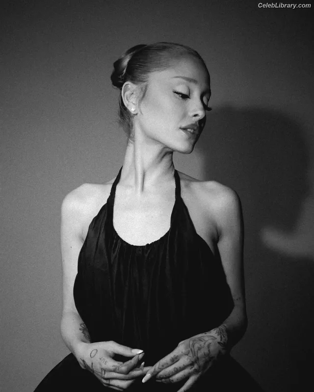Ariana Grande photo 12 of 3118