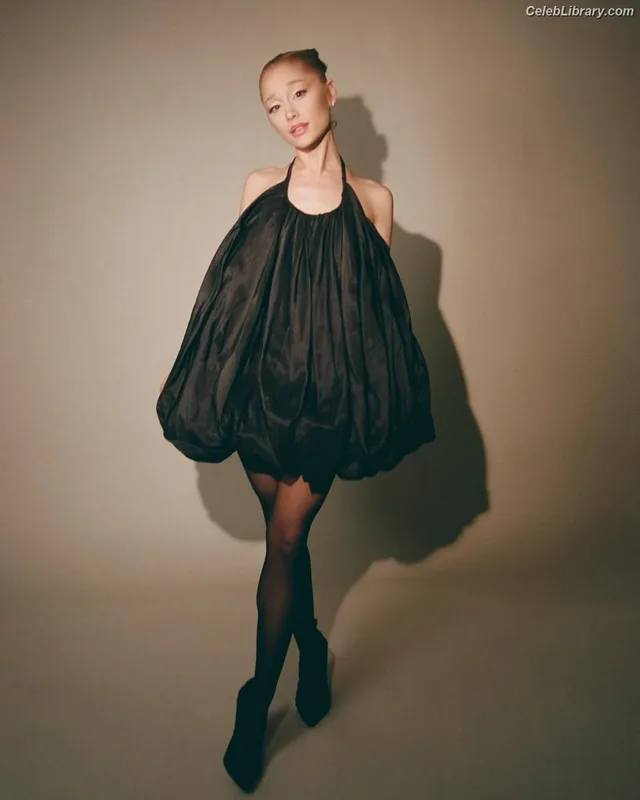 Ariana Grande photo 14 of 3118