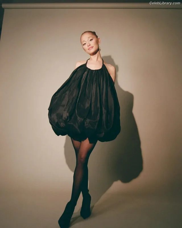 Ariana Grande photo 18 of 3118