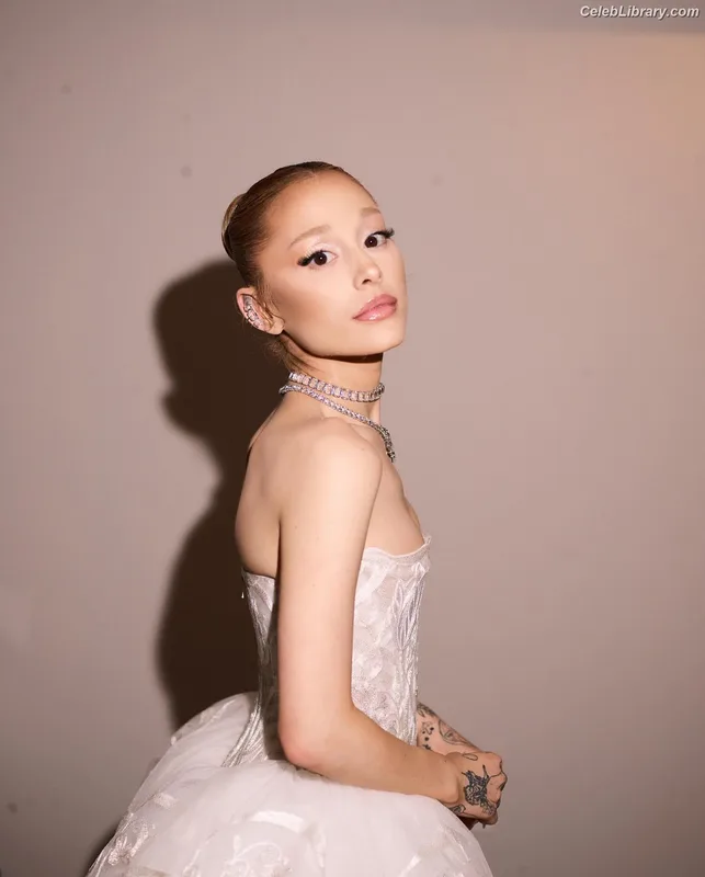 Ariana Grande photo 23 of 3118