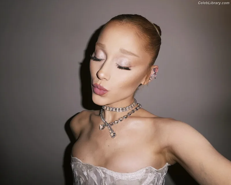 Ariana Grande photo 2 of 3118