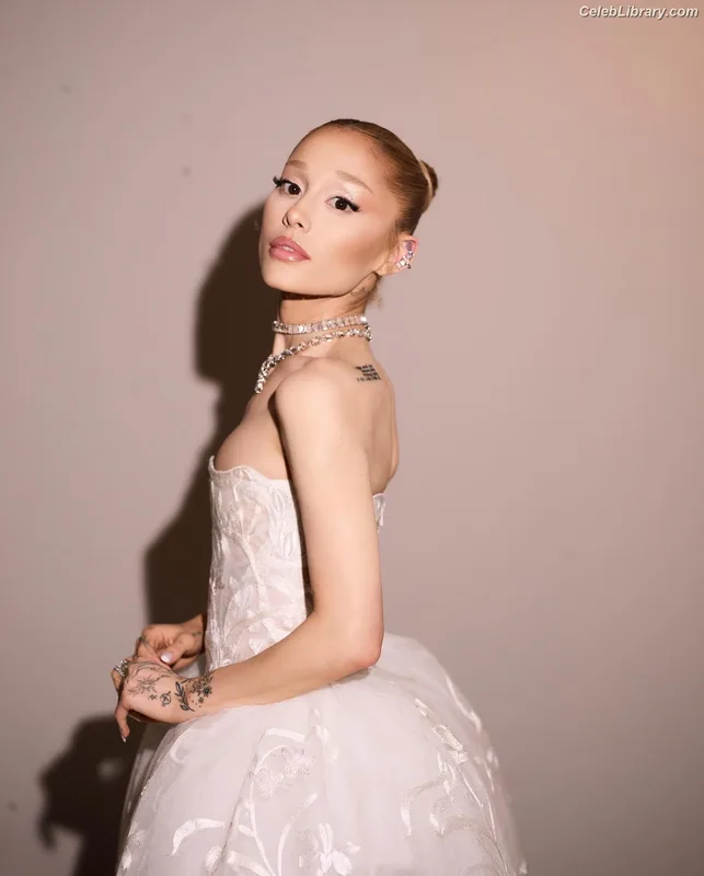 Ariana Grande photo 4 of 3118