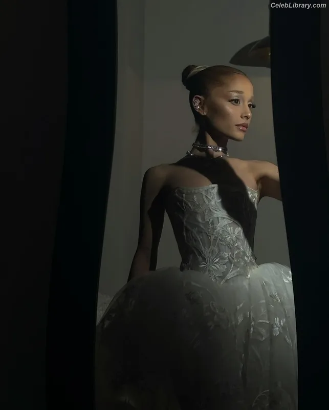 Ariana Grande photo 5 of 3118