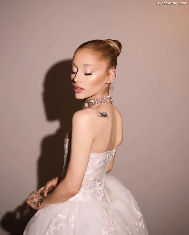 Ariana Grande photo 6 of 3118