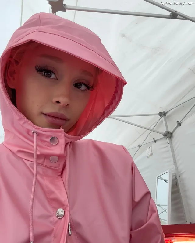Ariana Grande photo 9 of 3118
