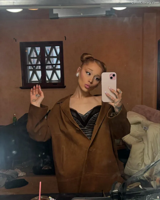 Ariana Grande photo 10 of 3118