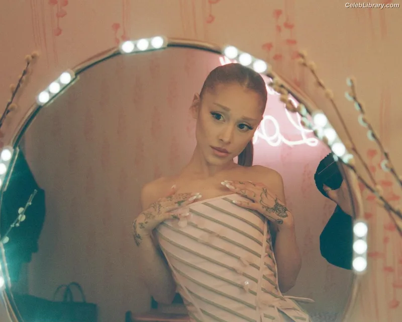Ariana Grande photo 11 of 3118