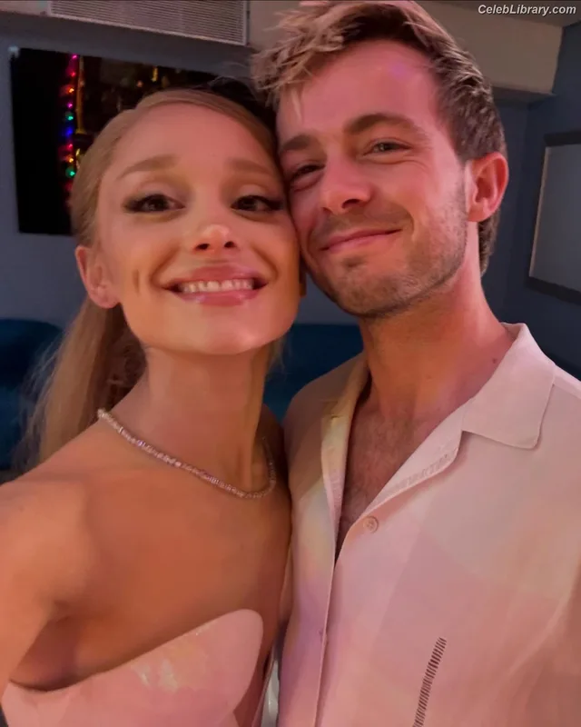 Ariana Grande photo 12 of 3118