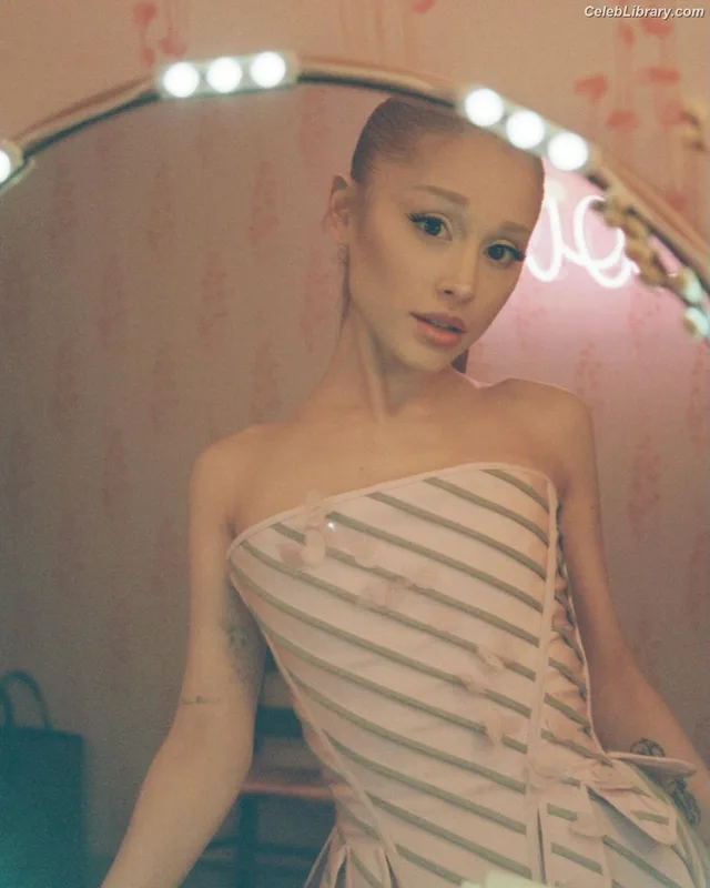 Ariana Grande photo 13 of 3118