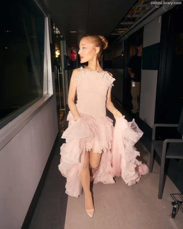 Ariana Grande photo 14 of 3118