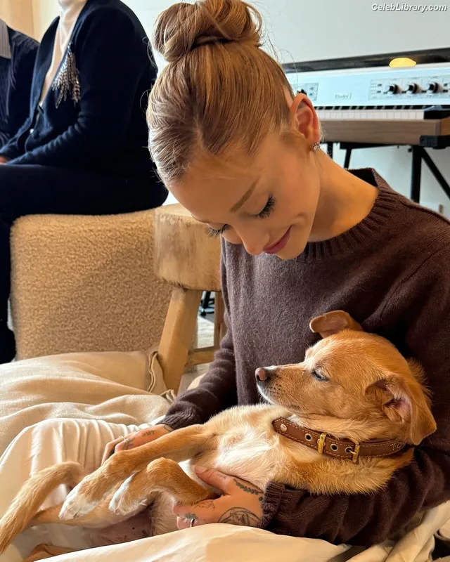 Ariana Grande photo 15 of 3118