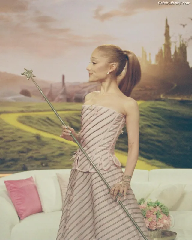 Ariana Grande photo 17 of 3118