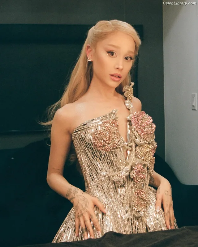 Ariana Grande photo 19 of 3118