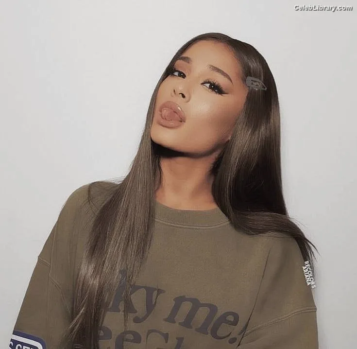 Ariana Grande photo 22 of 3118