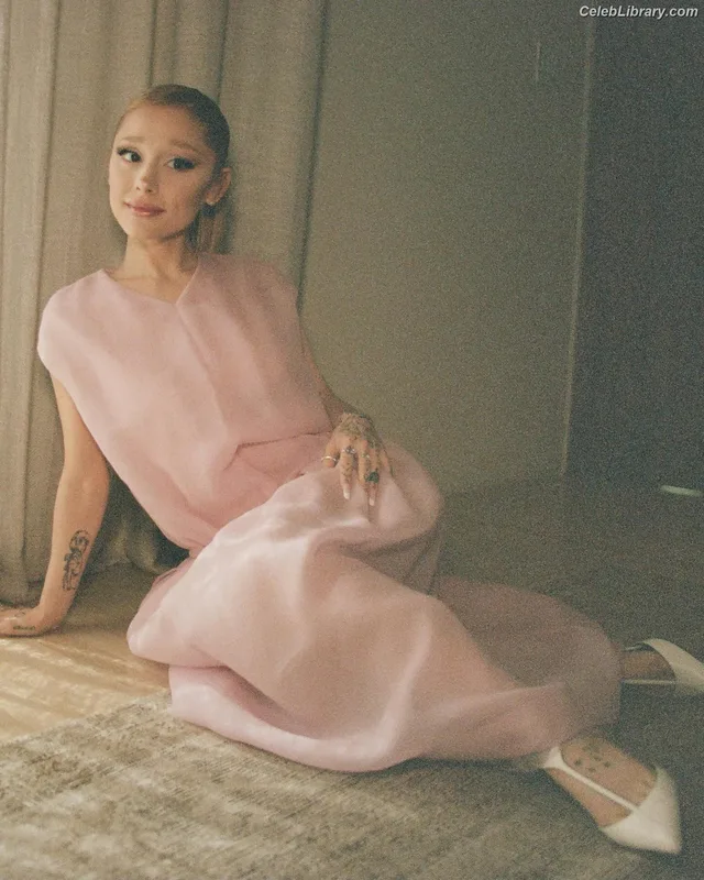 Ariana Grande photo 23 of 3118