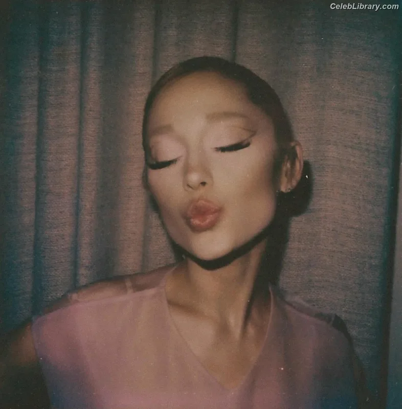 Ariana Grande photo 24 of 3118