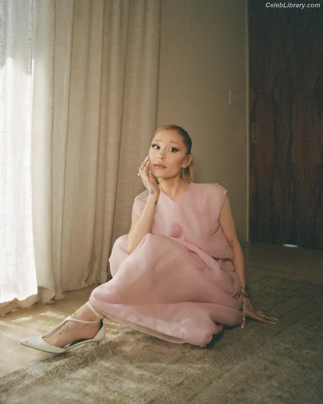 Ariana Grande photo 1 of 3118
