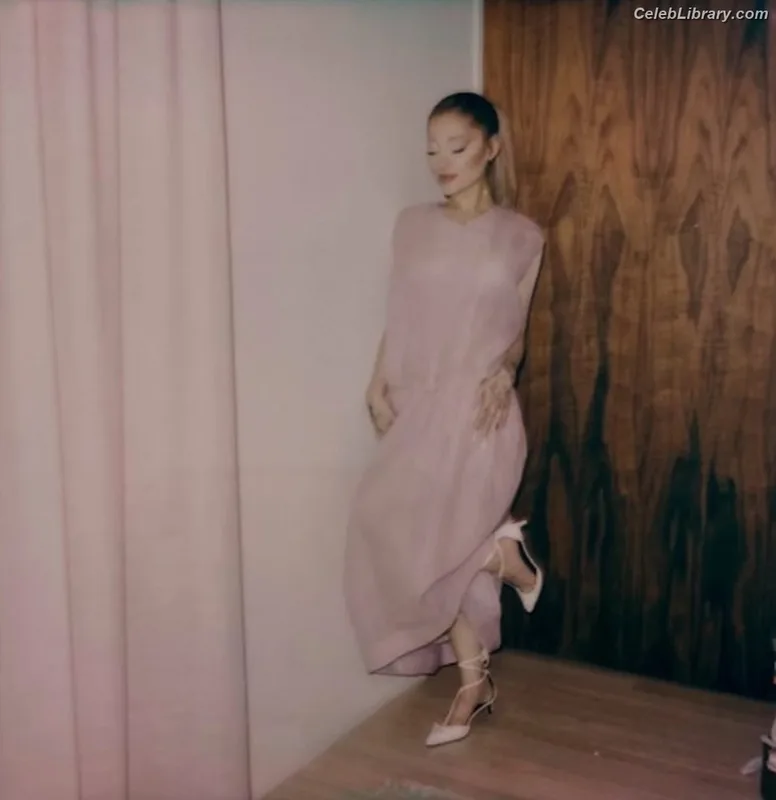 Ariana Grande photo 5 of 3118
