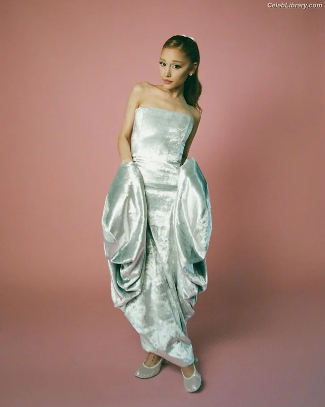 Ariana Grande photo 6 of 3118