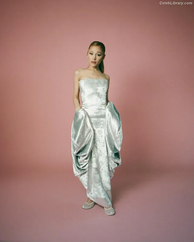 Ariana Grande photo 8 of 3118