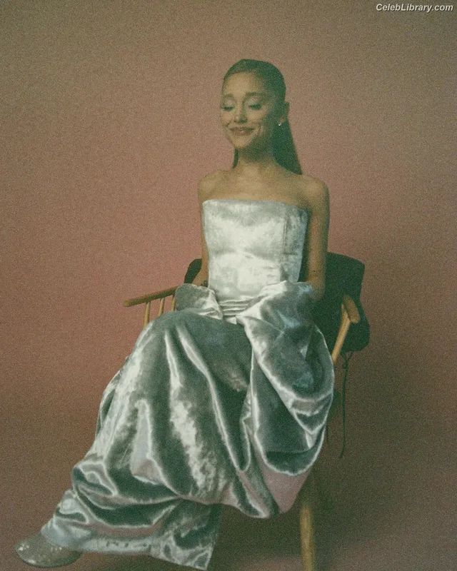 Ariana Grande photo 9 of 3118