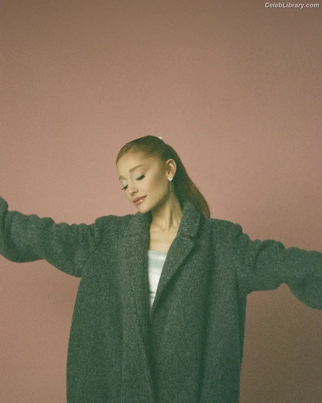 Ariana Grande photo 10 of 3118