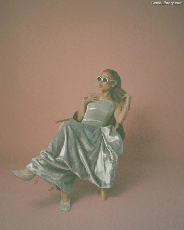 Ariana Grande photo 11 of 3118