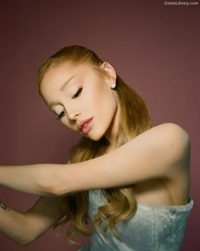 Ariana Grande photo 12 of 3118