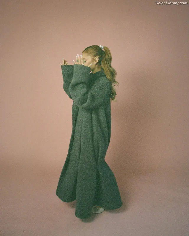Ariana Grande photo 13 of 3118
