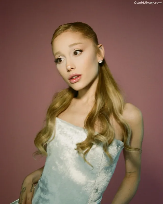 Ariana Grande photo 14 of 3118