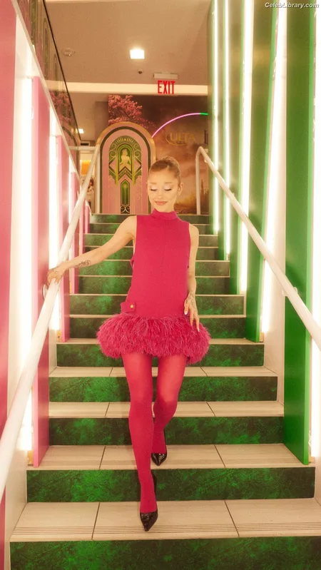 Ariana Grande photo 18 of 3118