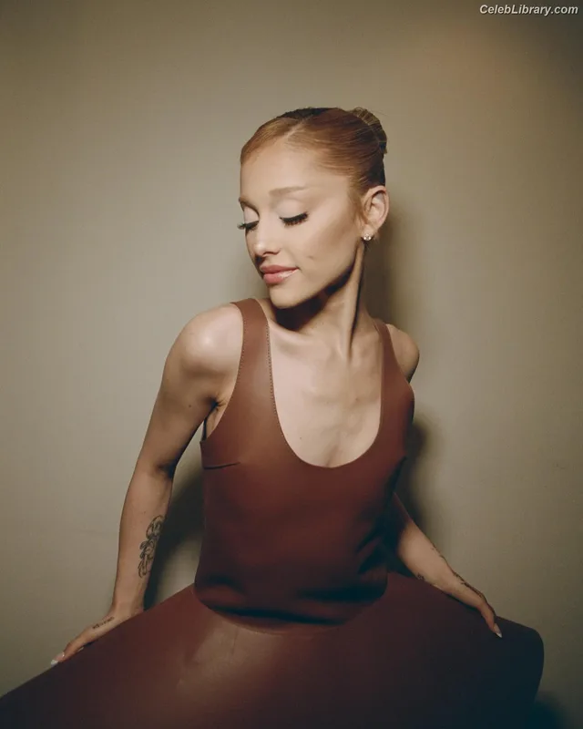 Ariana Grande photo 20 of 3118
