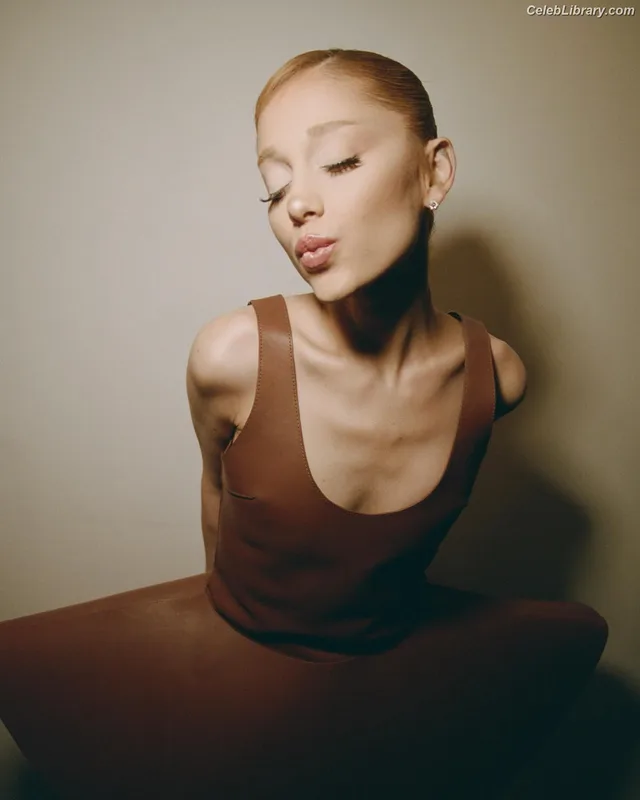 Ariana Grande photo 24 of 3118