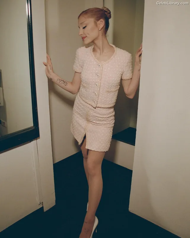 Ariana Grande photo 5 of 3118