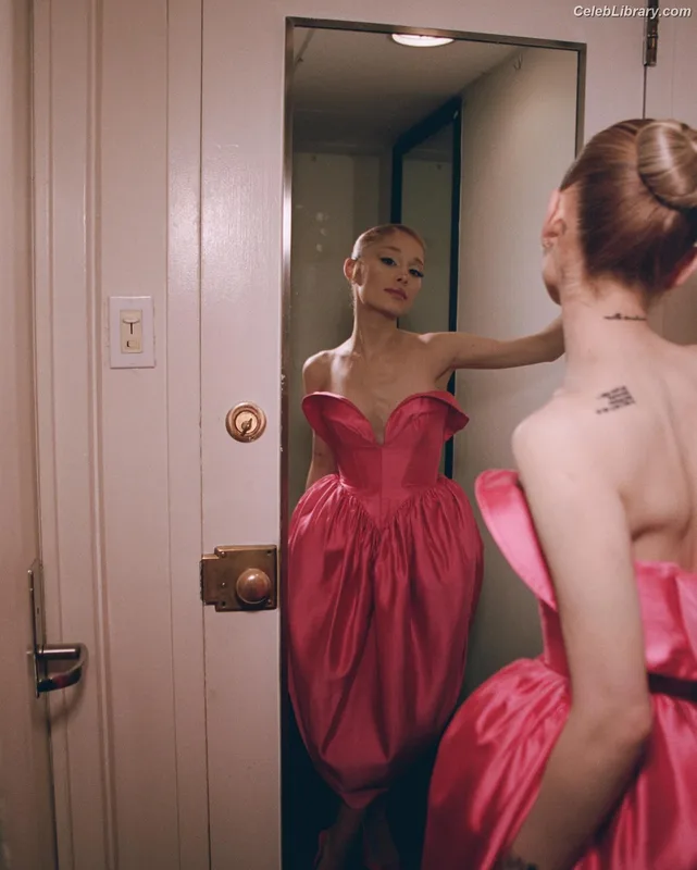 Ariana Grande photo 6 of 3118