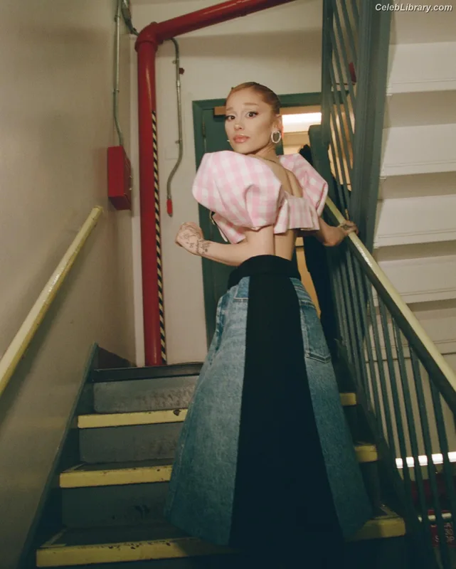 Ariana Grande photo 8 of 3118