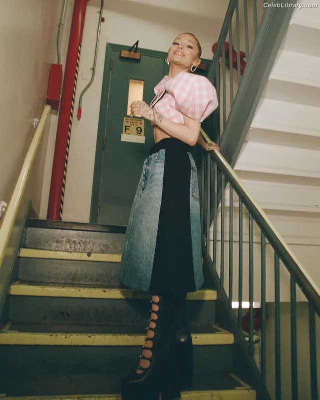 Ariana Grande photo 9 of 3118