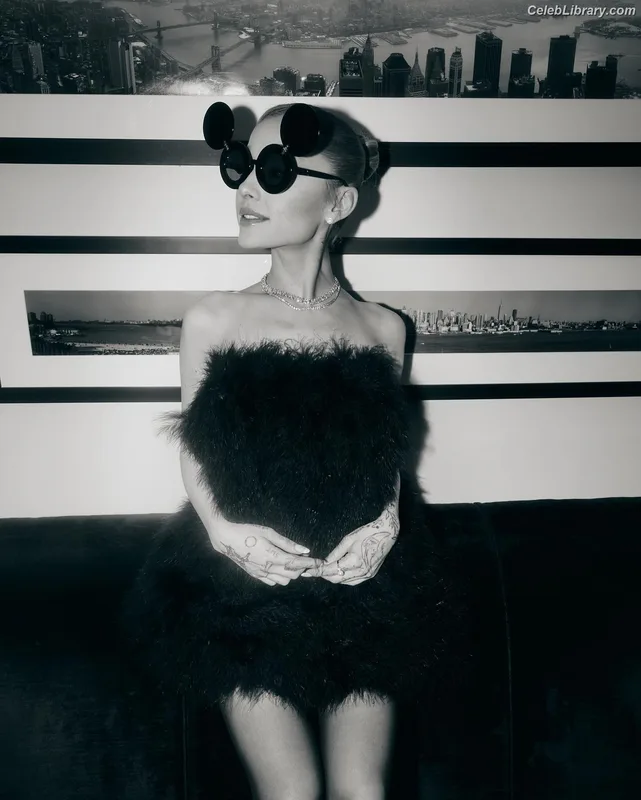 Ariana Grande photo 14 of 3118