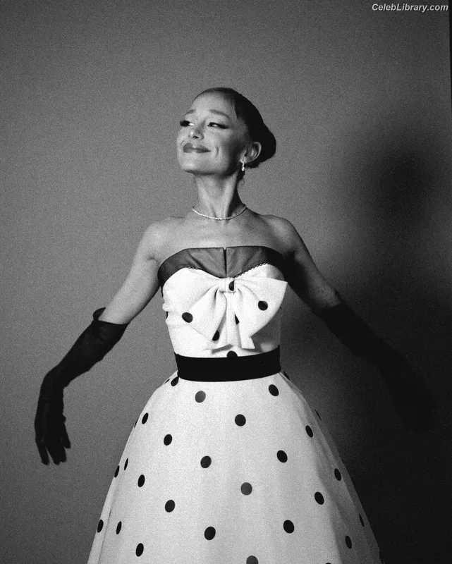 Ariana Grande photo 18 of 3118