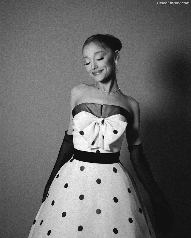 Ariana Grande photo 19 of 3118