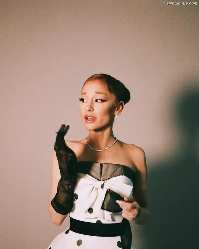 Ariana Grande photo 20 of 3118