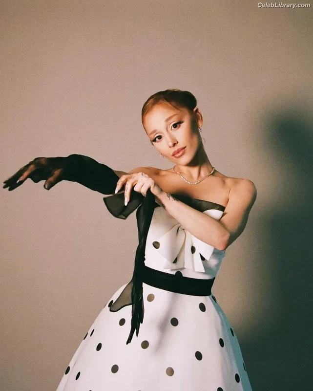 Ariana Grande photo 23 of 3118