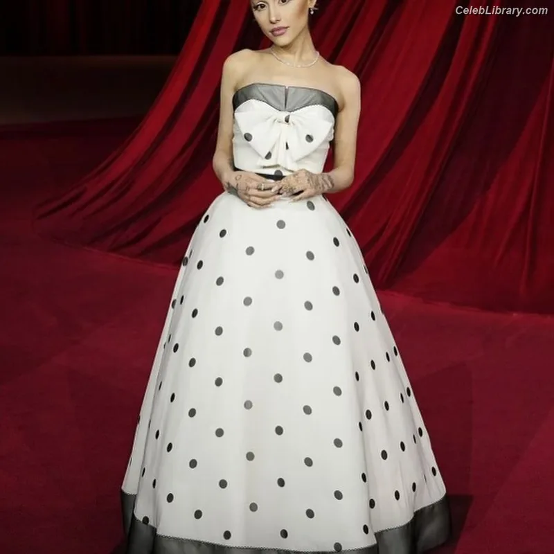 Ariana Grande photo 24 of 3118