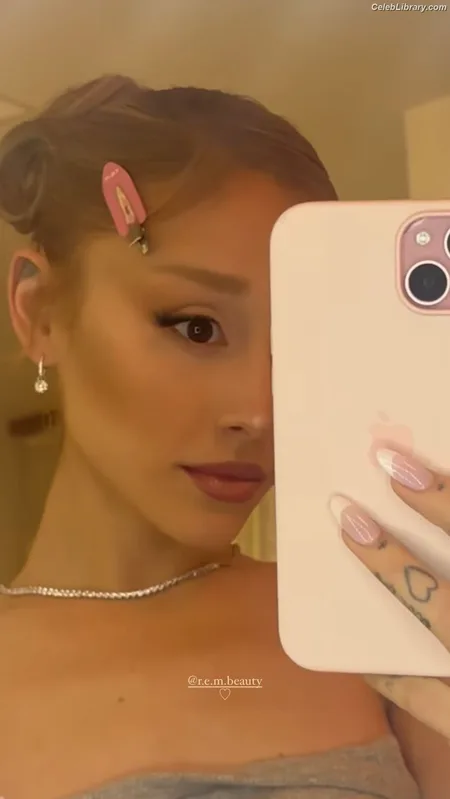 Ariana Grande photo 2 of 3118