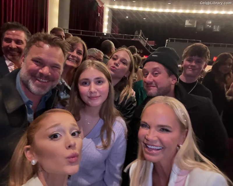 Ariana Grande photo 6 of 3118