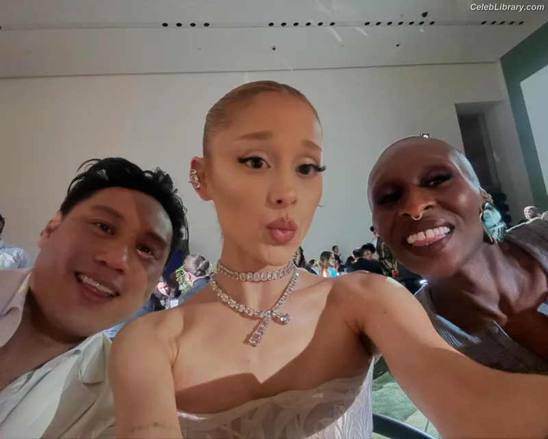 Ariana Grande photo 17 of 3118
