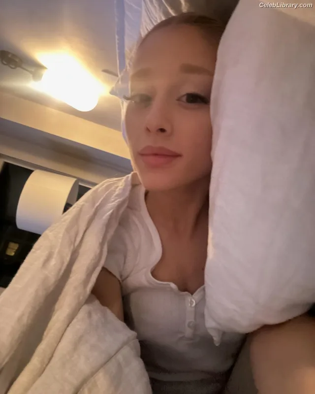 Ariana Grande photo 18 of 3118