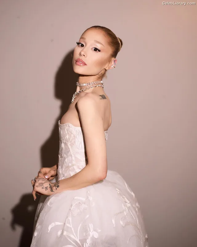 Ariana Grande photo 22 of 3118