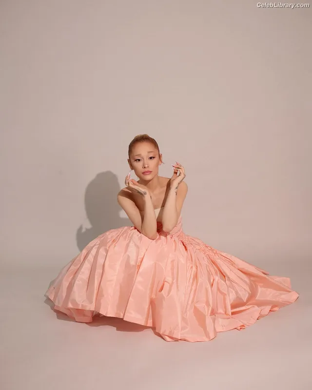 Ariana Grande photo 23 of 3118